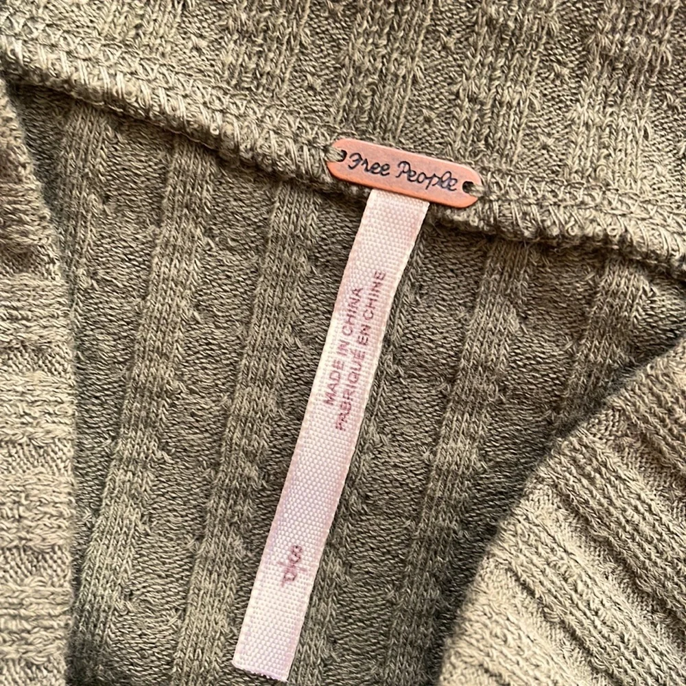 Wow! FREE PEOPLE pullover sweater with stunning colorful cuffs - Picture 4 of 5